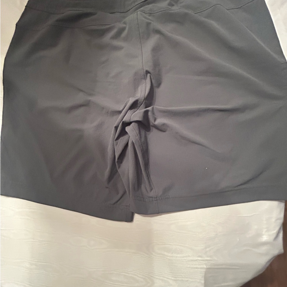 Mountain Hardwear Charcoal Active Shorts - Picture 6 of 9